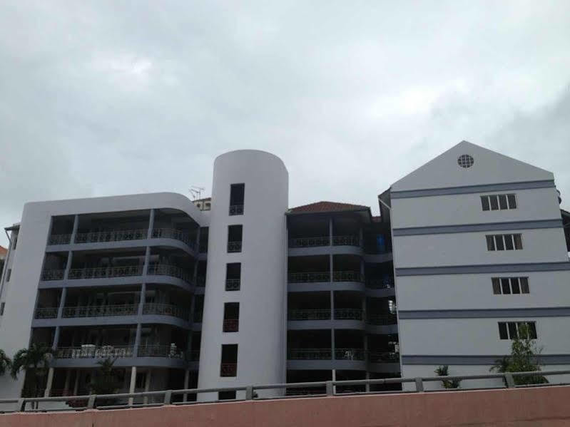 Perdana Serviced Apartment & Resorts Padang Mat Sirat Экстерьер фото